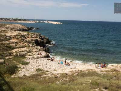 Tra i vari accessi alla costa, che qui comincia a farsi alta, il pi� fruibile � la spiaggia di �Ponte dei Lapilli�, un�insenatura punteggiata da minuti ciottoli bianchi (foto di Antonio Caradonna)